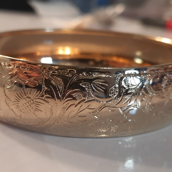 Elegant Gold Floral Bangle Bracelet - Picture 6 of 7